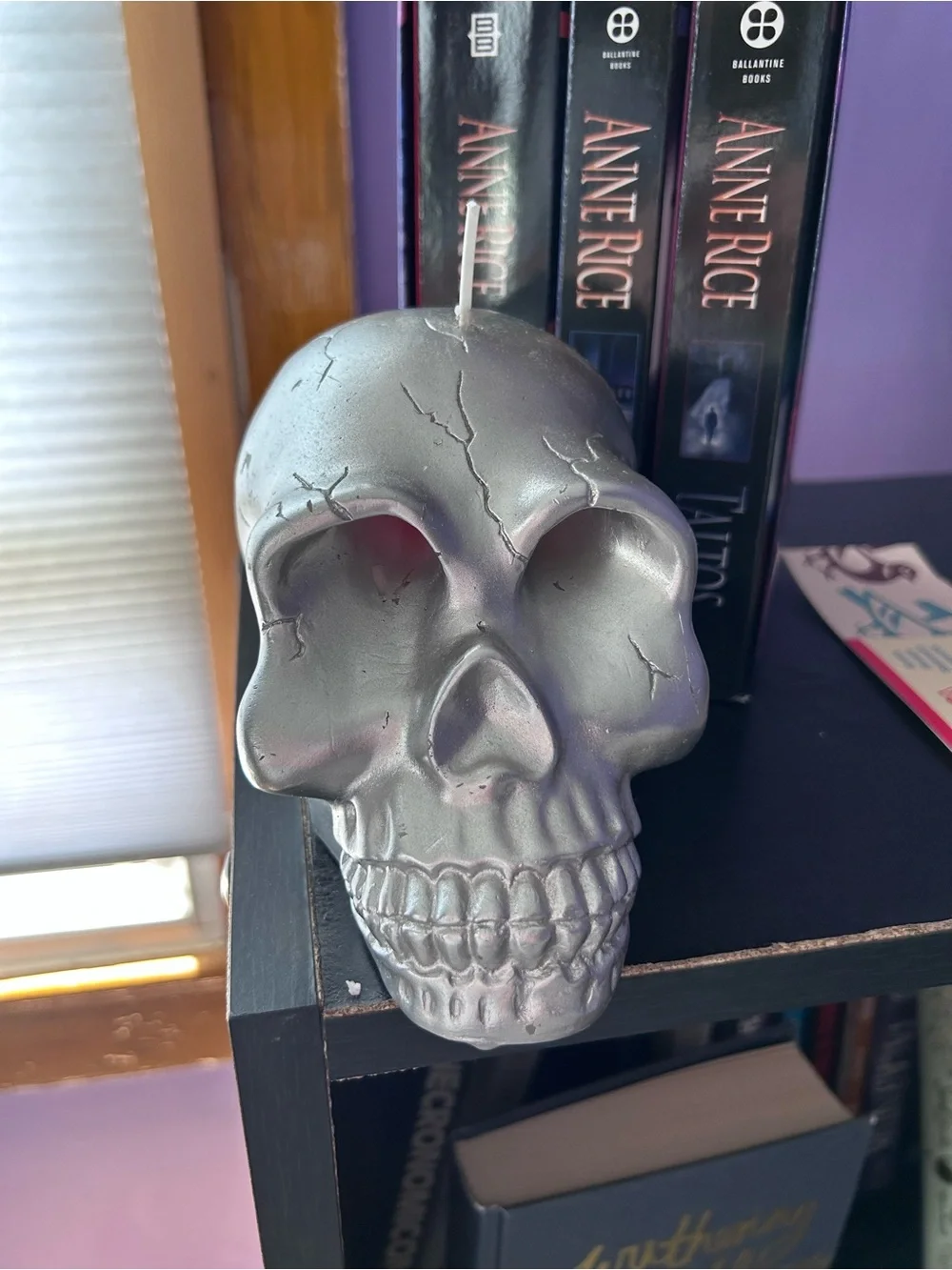 Bleeding skull candle in silver